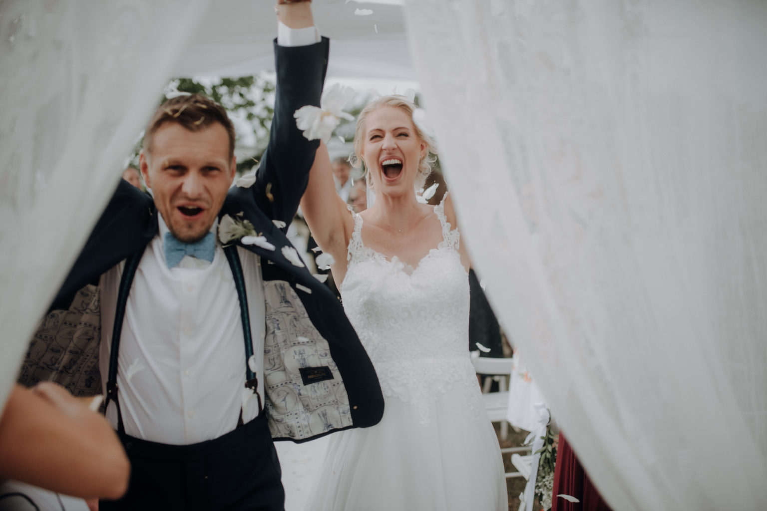 Brautpaar Laura und Paul beim Auszug aus der Kirche